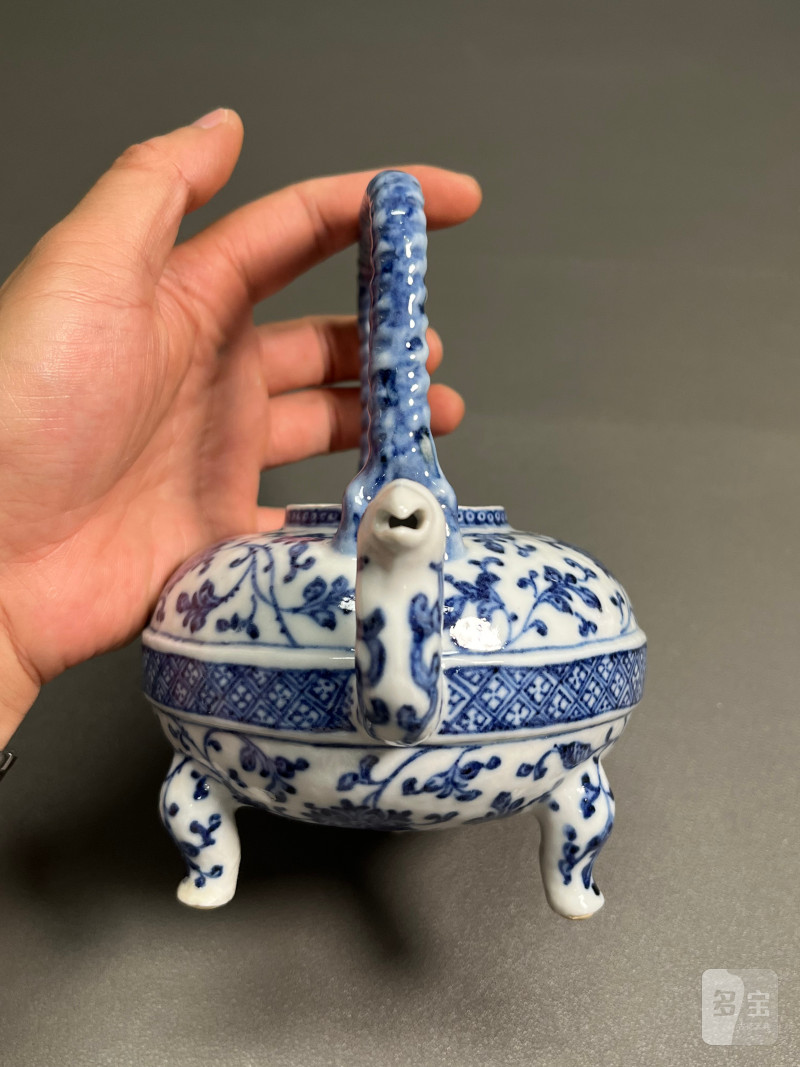 清乾隆  青花缠枝莲纹小盉壶（带木座） - 图7